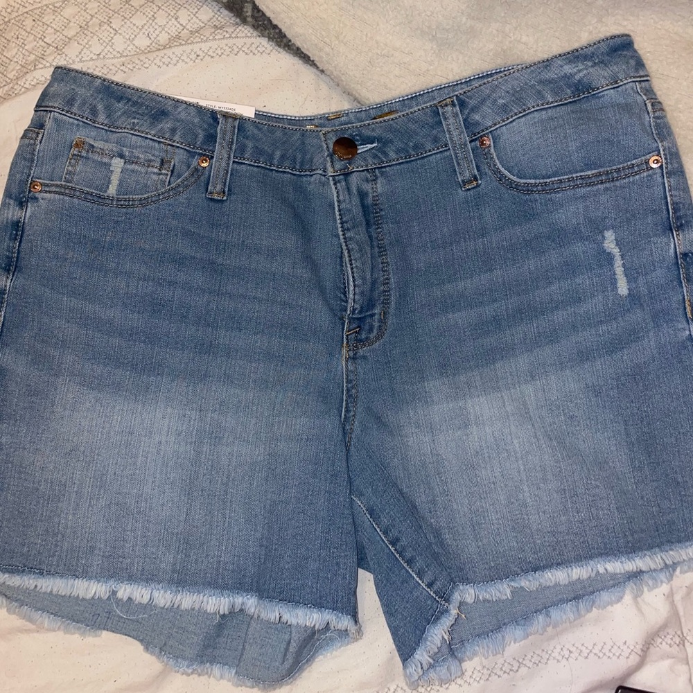 Seven7 NEW Jean shorts Size 14